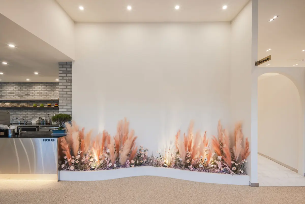 팜파스그라스 플라워월이 돋보이는 감성 카페 인테리어